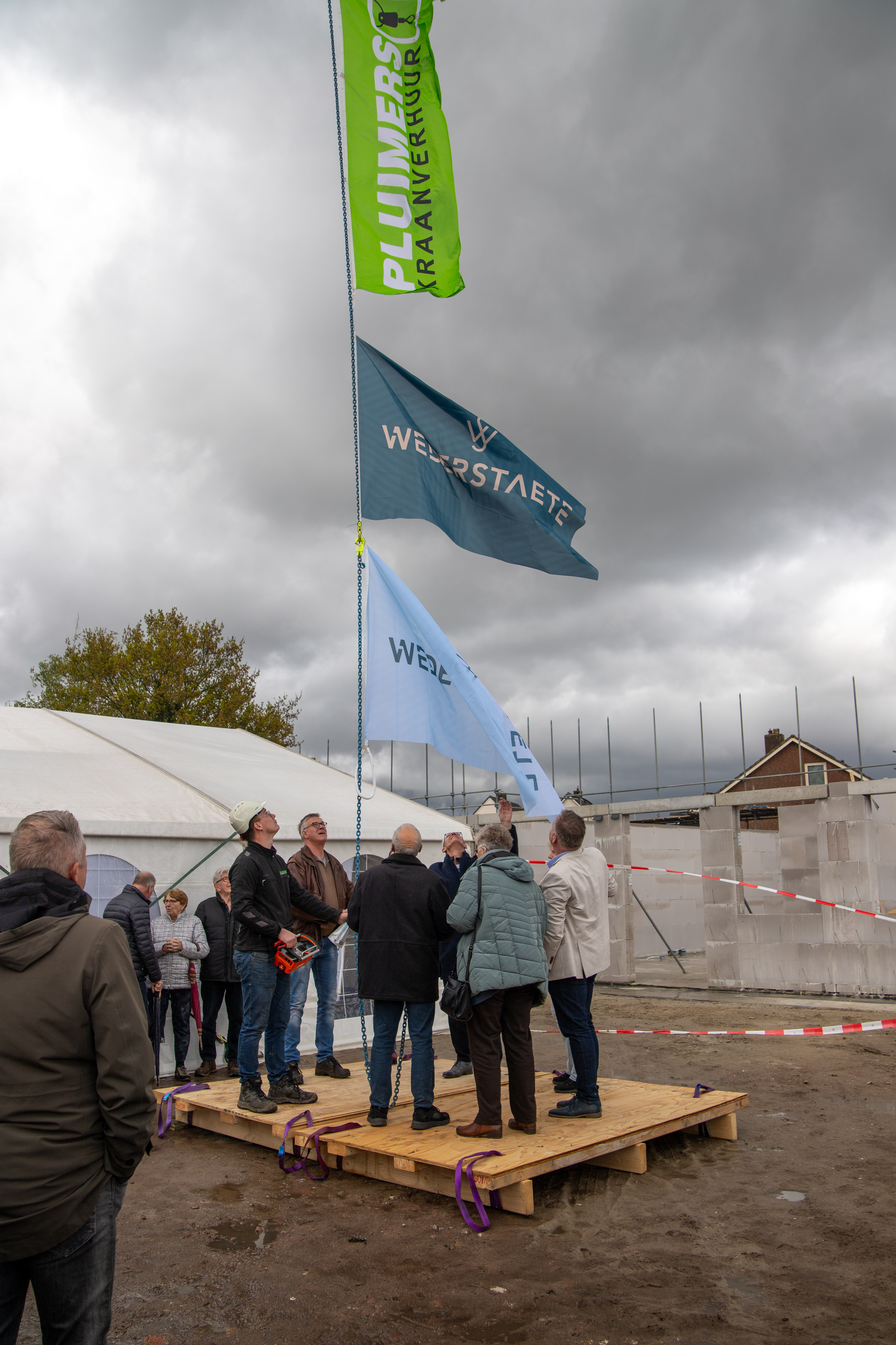 Symbolische start bouw Wederstaete met vlagceremonie door kopers